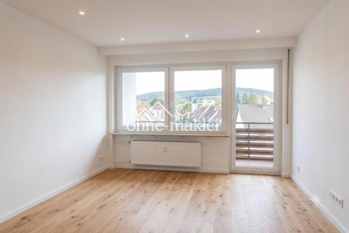 Helles Wohnzimmer + Balkon