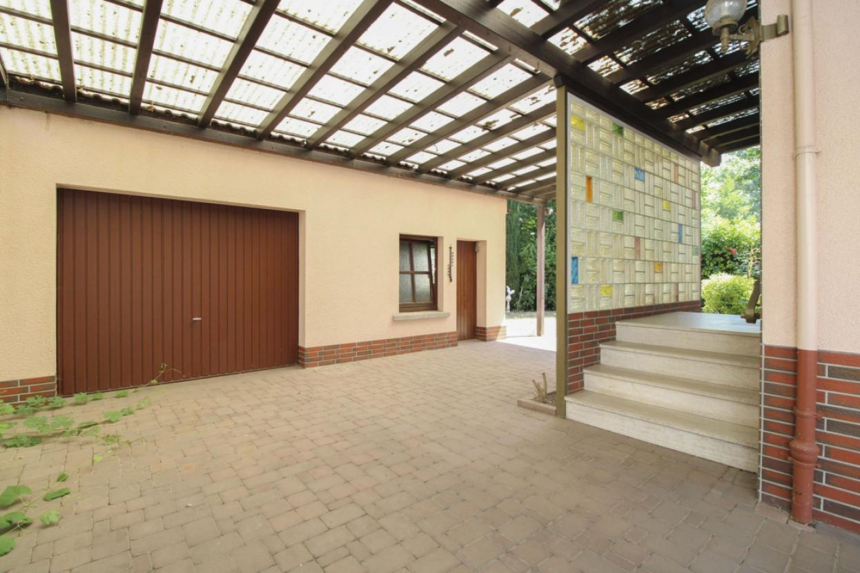 Hofeinfahrt & Garage