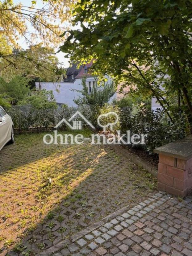 PKW-Stellplatz hinter Haus