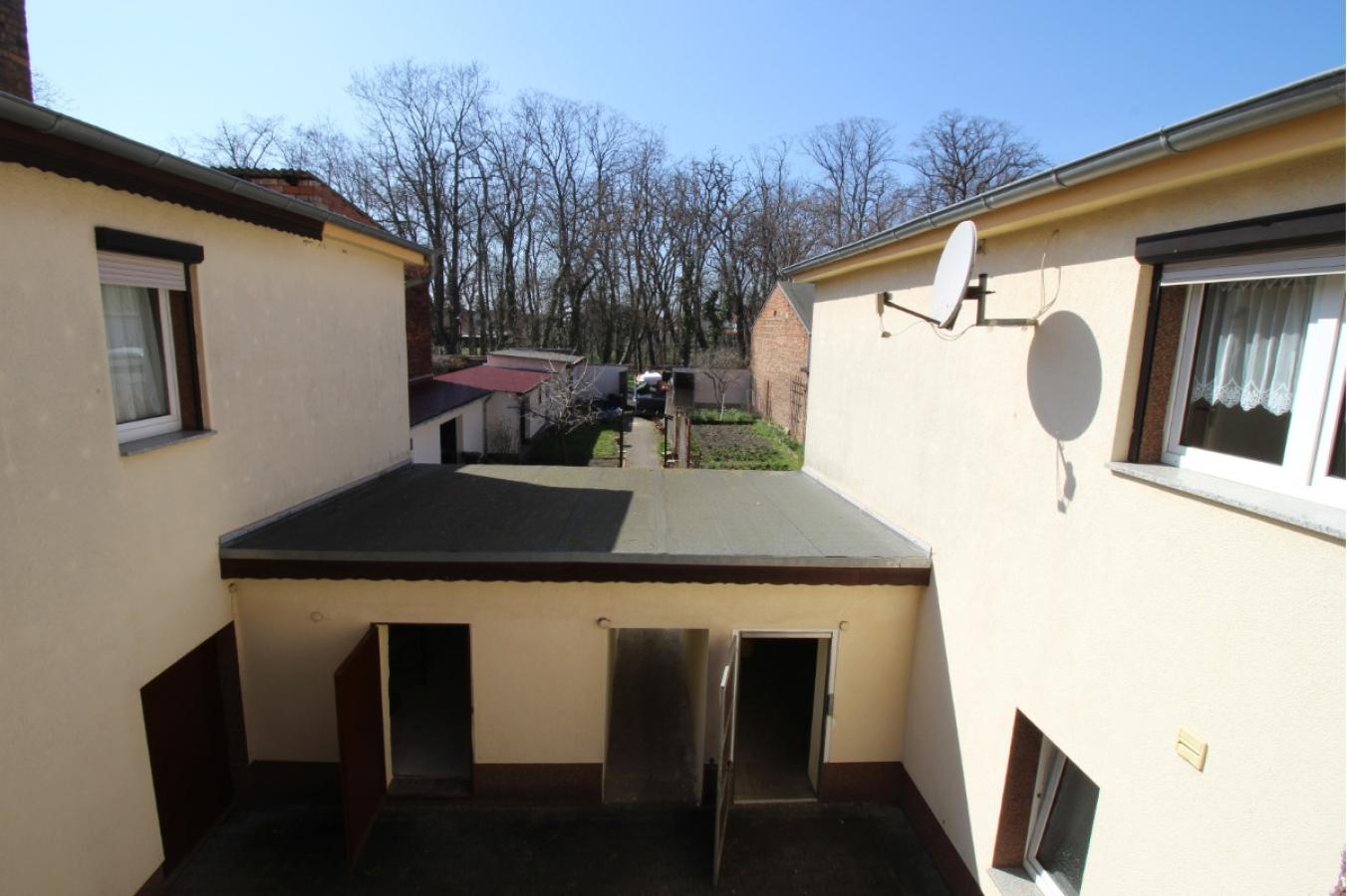 Blick in Hof und Garten