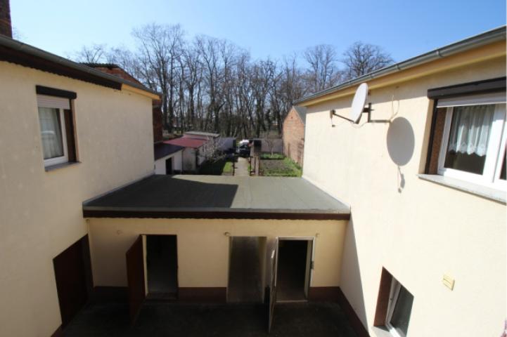 Blick in Hof und Garten