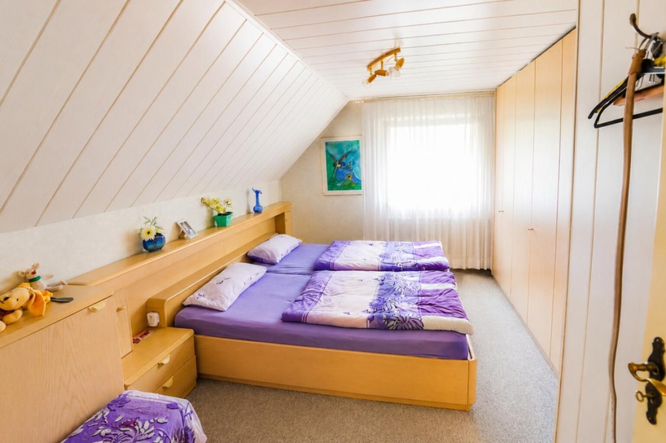 Erstes Schlafzimmer im DG
