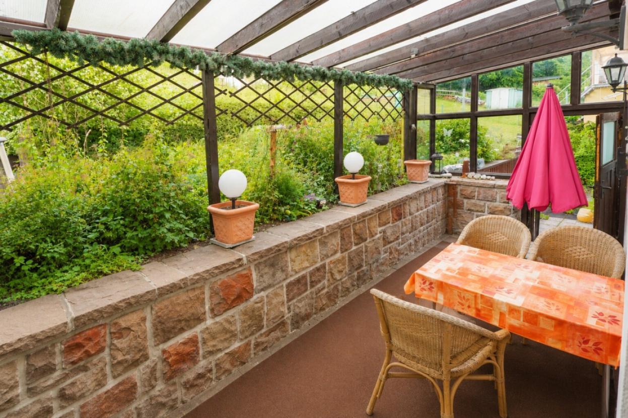 Überdachter Terrasse im Hauseingangsbereich