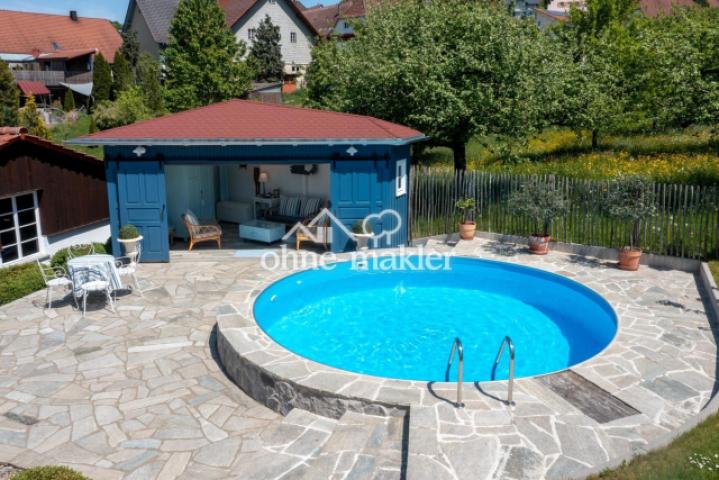 Pool mit Poolhaus