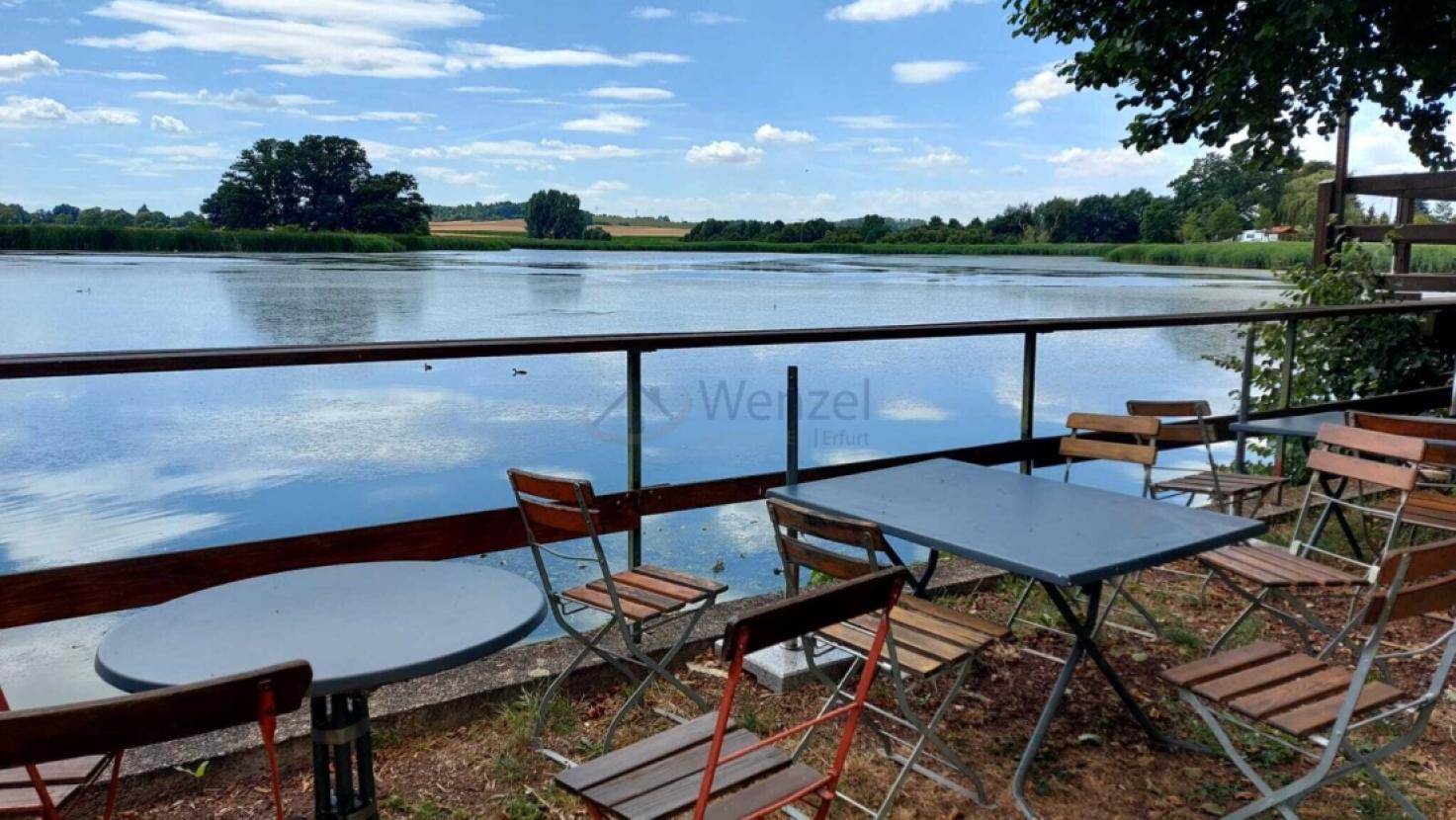 Traumhafter Seeblick: Einladende Terrasse mit Panorama