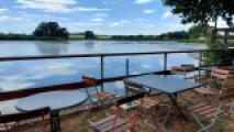 Traumhafter Seeblick: Einladende Terrasse mit Panorama