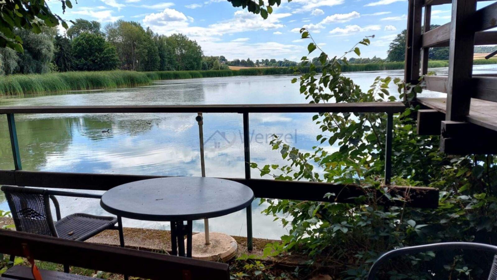 Traumhafter Seeblick: Naturnahe Terrasse mit direkter Wasserkante