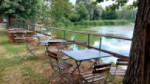 Traumhafter Seeblick: Moderne Terrasse direkt am Wassersaum