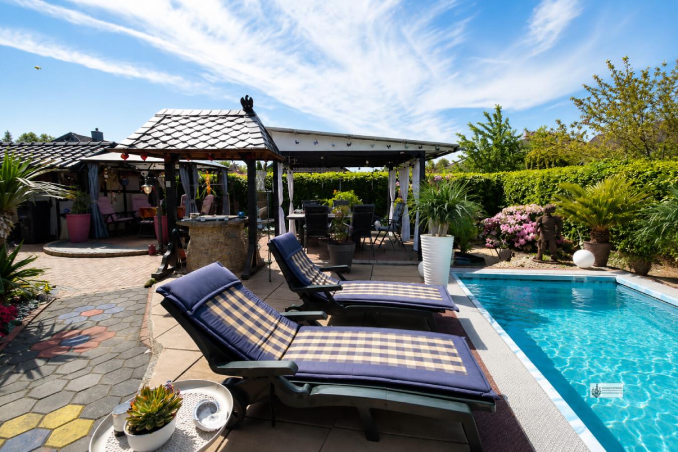 Moderne Gartenlandschaft mit Pool und Pergola