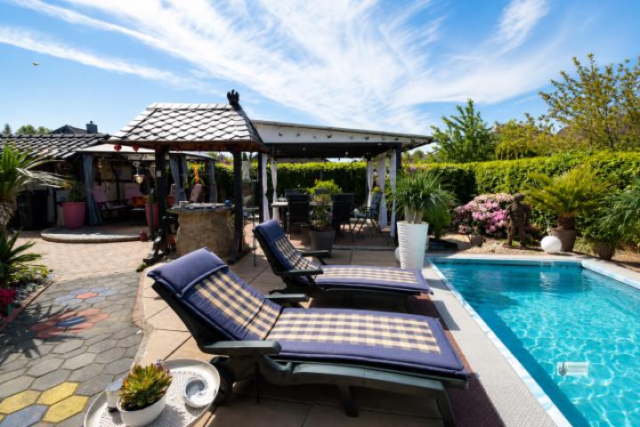 Moderne Gartenlandschaft mit Pool und Pergola