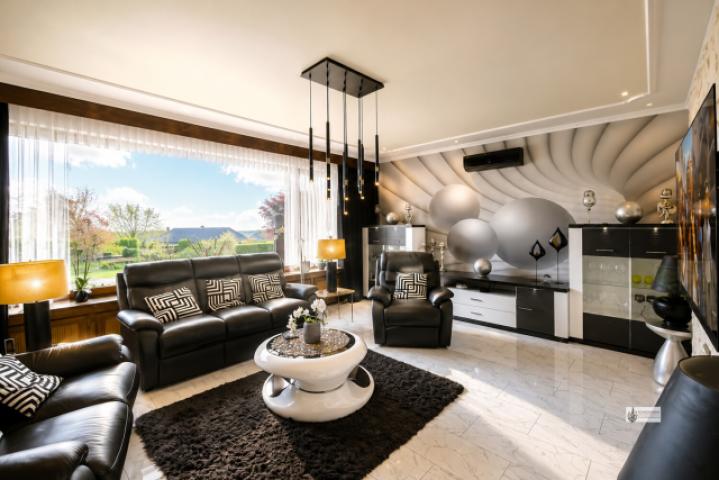 Wohnzimmer mit Panoramascheibe