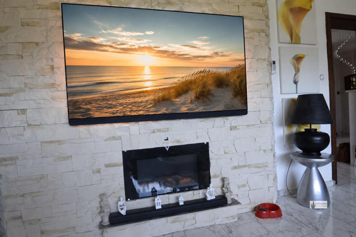 Fernseher über den elektrischen Kaminofen