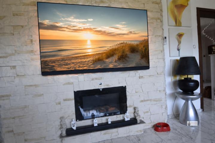 Fernseher über den elektrischen Kaminofen