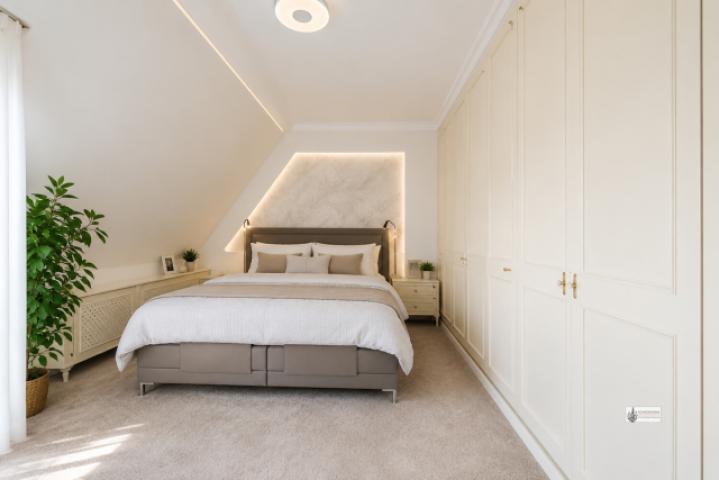 Helles, modernes Schlafzimmer im Dachgeschoss
