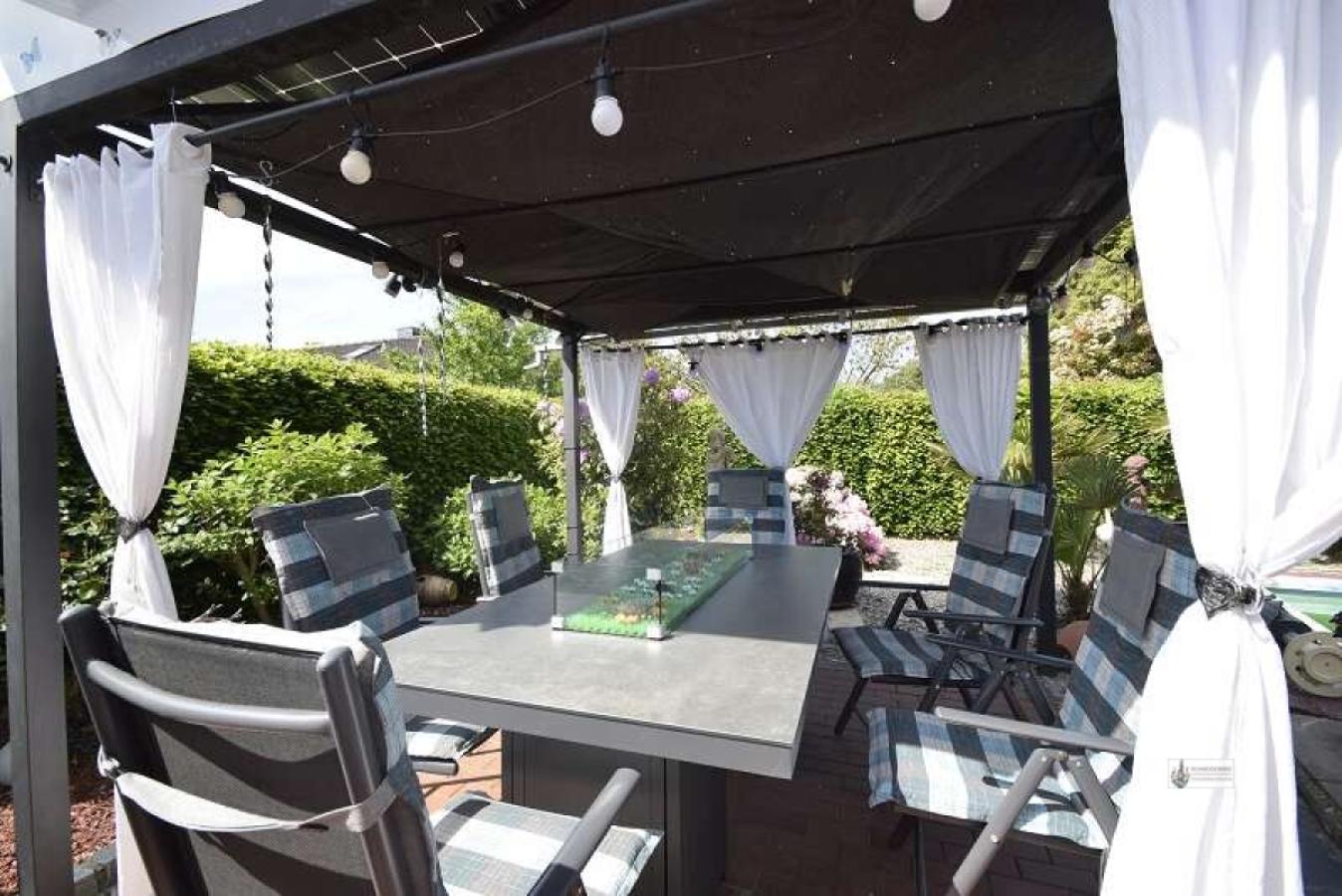 Pergola mit Sitzgruppe