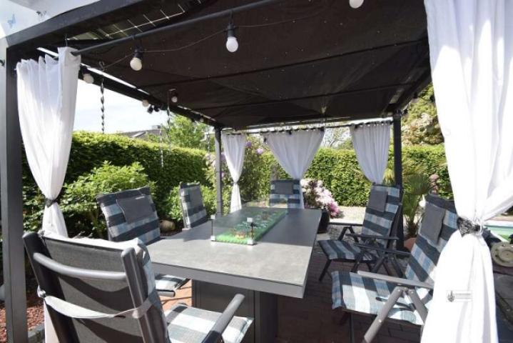 Pergola mit Sitzgruppe