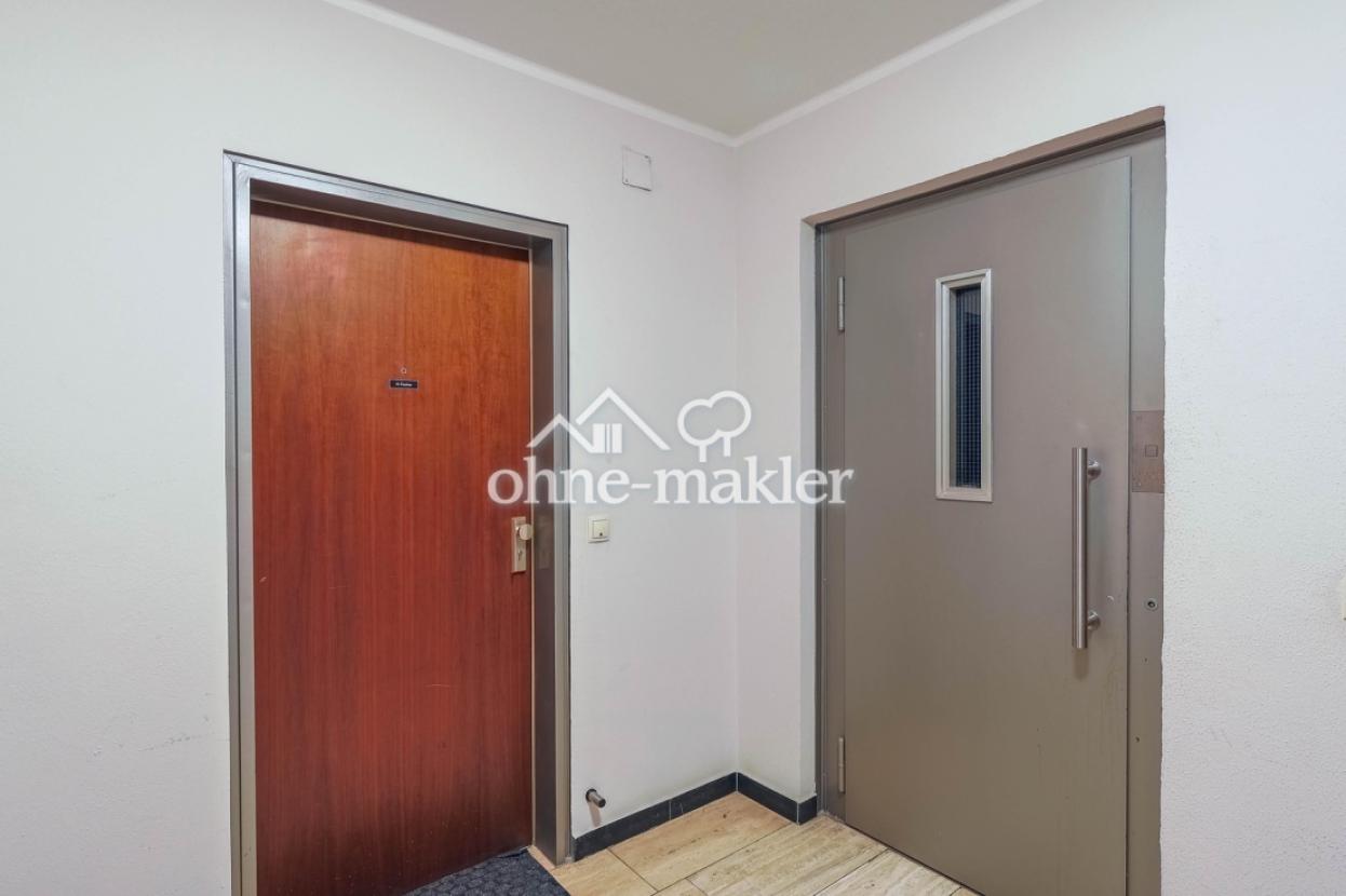 Wohnungseingangstür und Aufzug