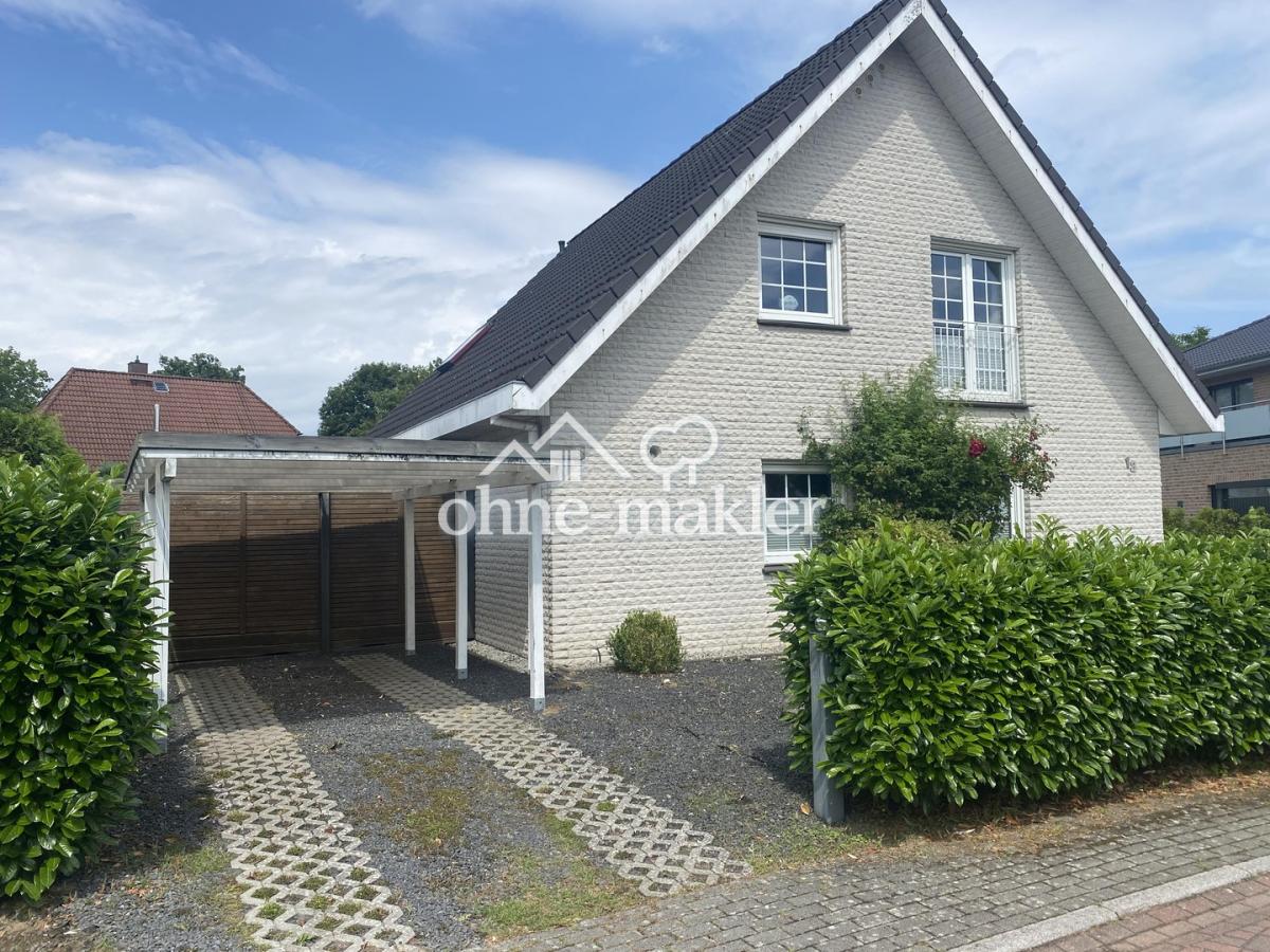 Hausansicht mit Carport
