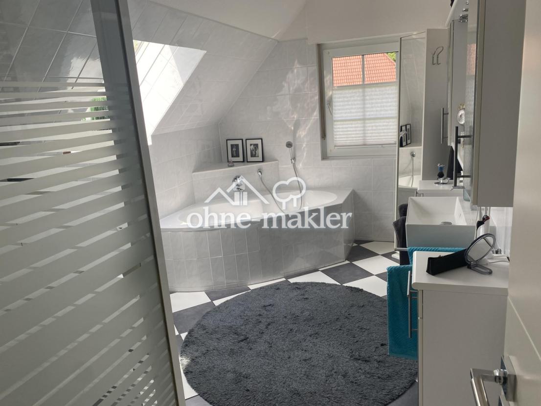 Bad mit Eckbadewanne