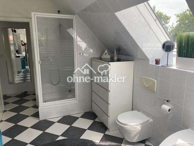 Bad mit Dusche und WC