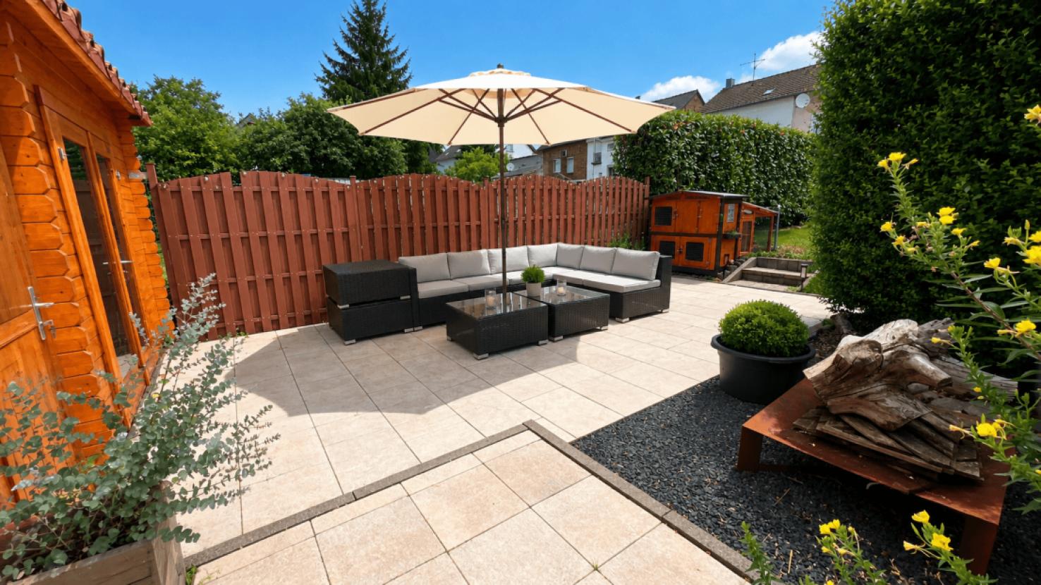 Terrasse im hinteren Gartenbereich