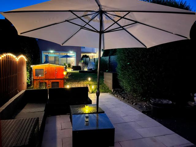 Garten mit Lounge bei Nacht 