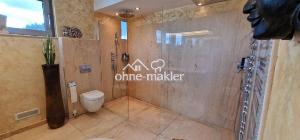 Großes Badezimmer