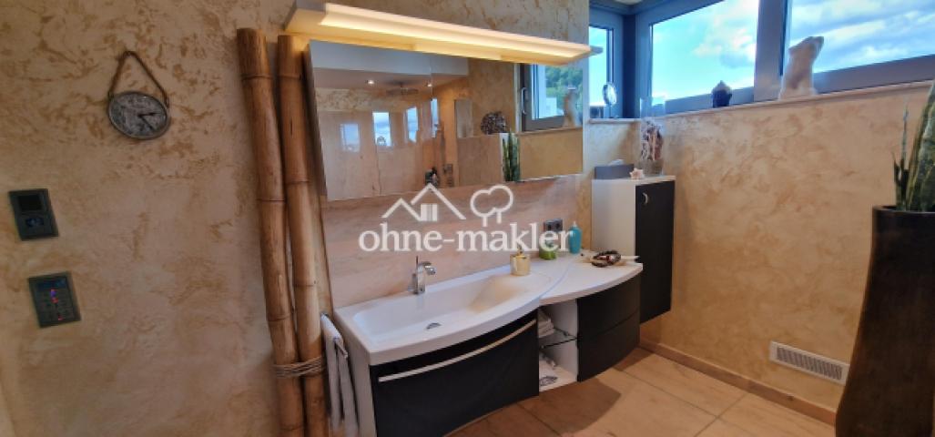 Großes Badezimmer