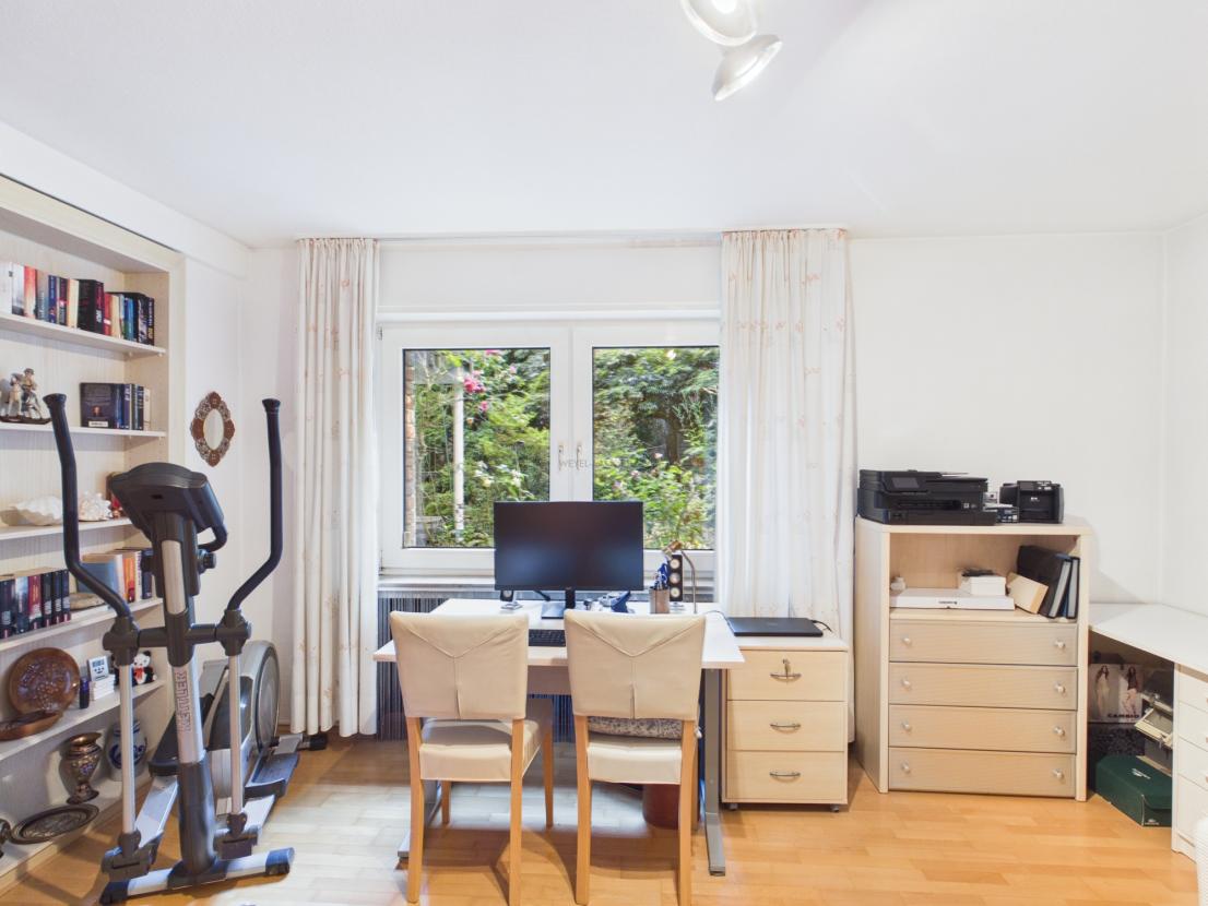 Helles Arbeitszimmer