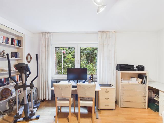 Helles Arbeitszimmer
