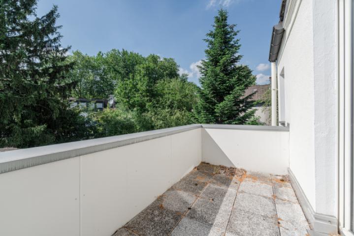 mit Balkon