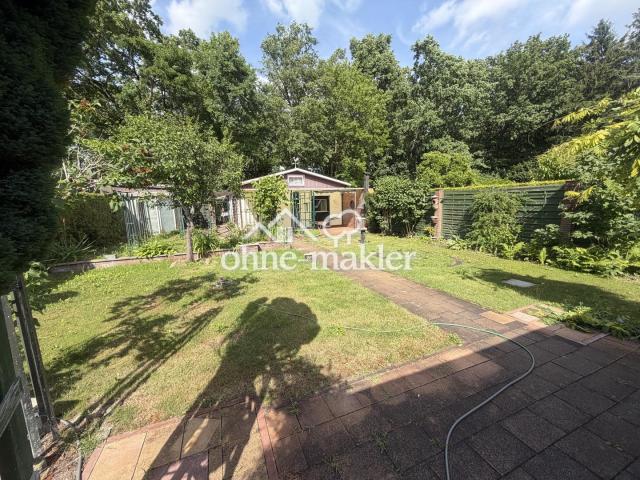 Gartenansicht zur Garage