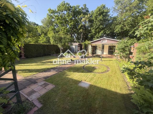Blick zur Garage mit Terrasse