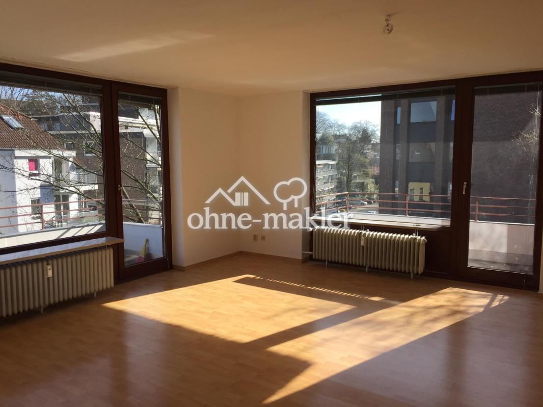 Wohnzimmer mit zwei Balkons