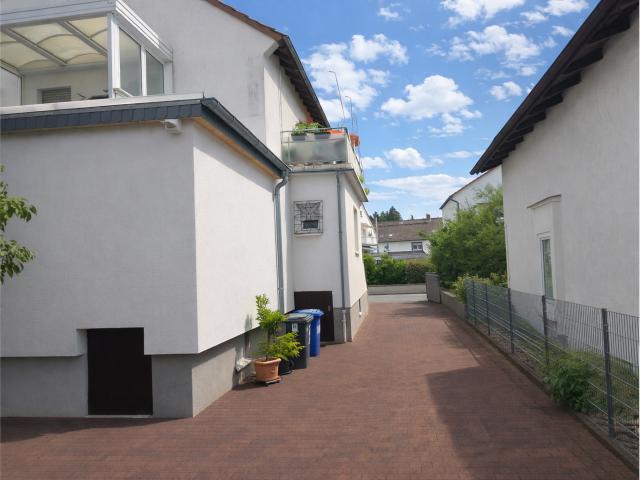Einfahrt _ Hof (KI Staging)
