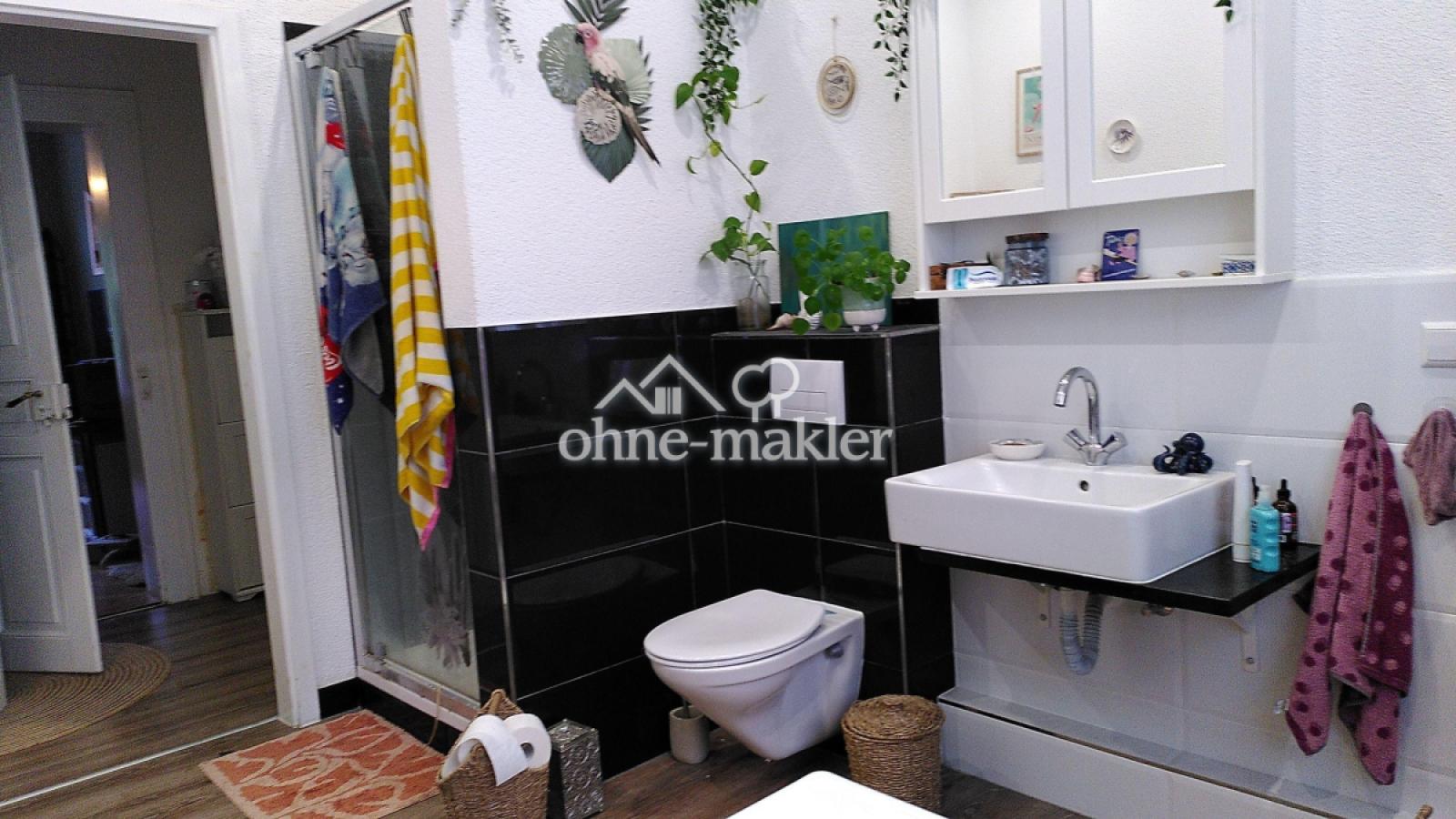 Bad: Dusche, WC, Waschbecken