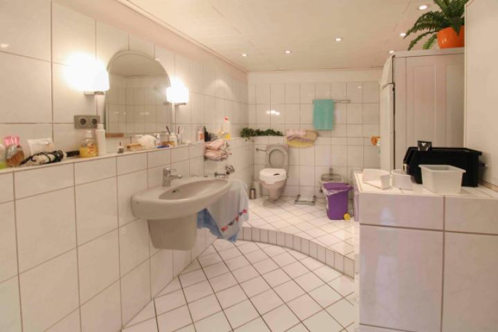 13. Badezimmer EG