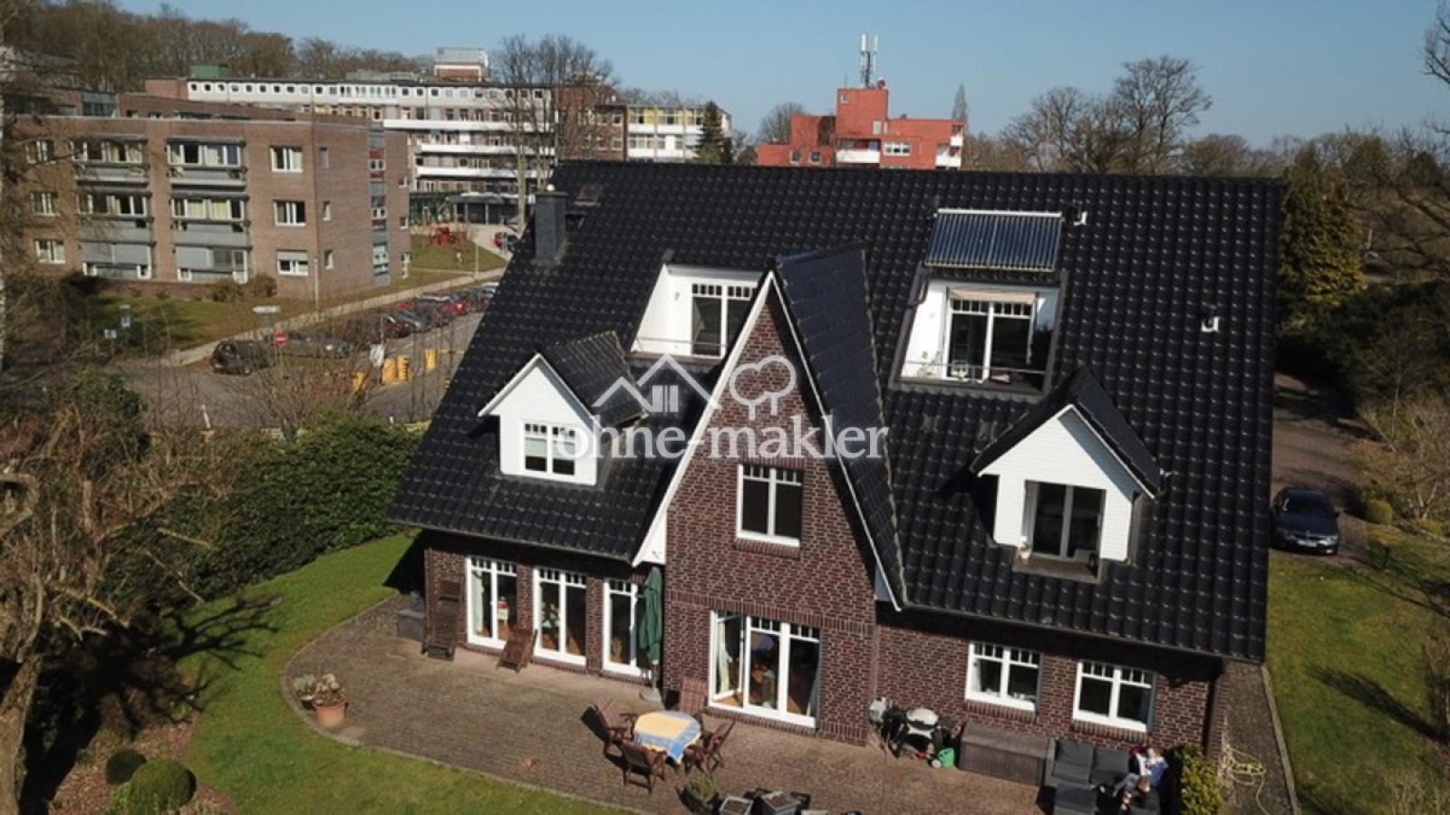 Whg links mit Giebel + Loggia