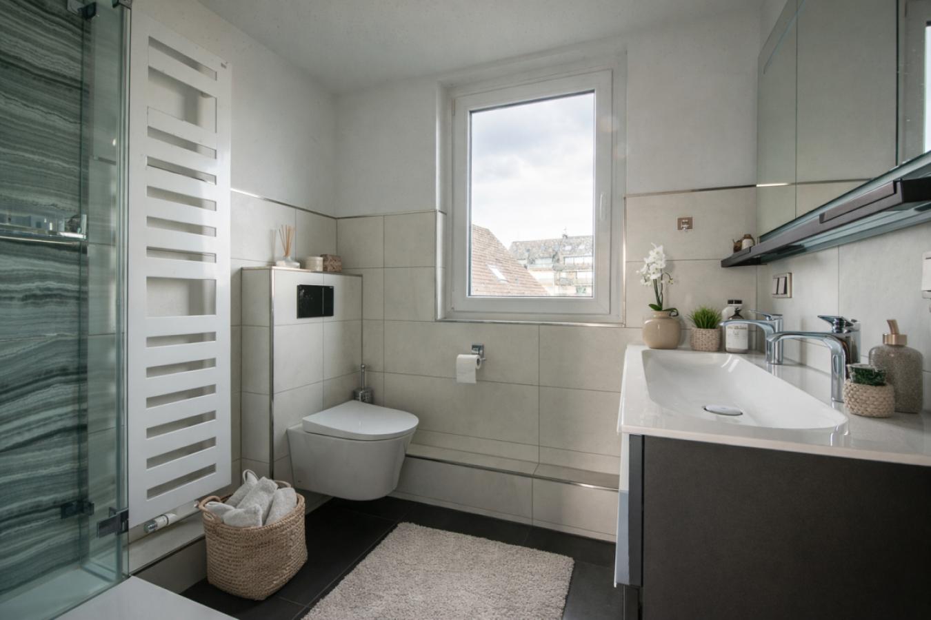 Einrichtungsbeispiel Ansicht saniertes Tageslichtbadezimmer Dachgeschoss