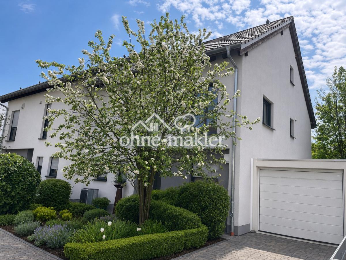 Apfelbaum vorm Haus
