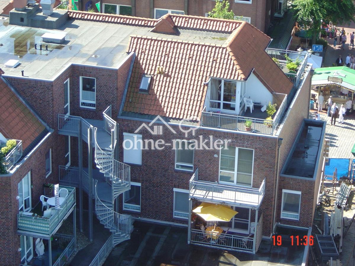 Balkon mit gelbem Sonnenschirm