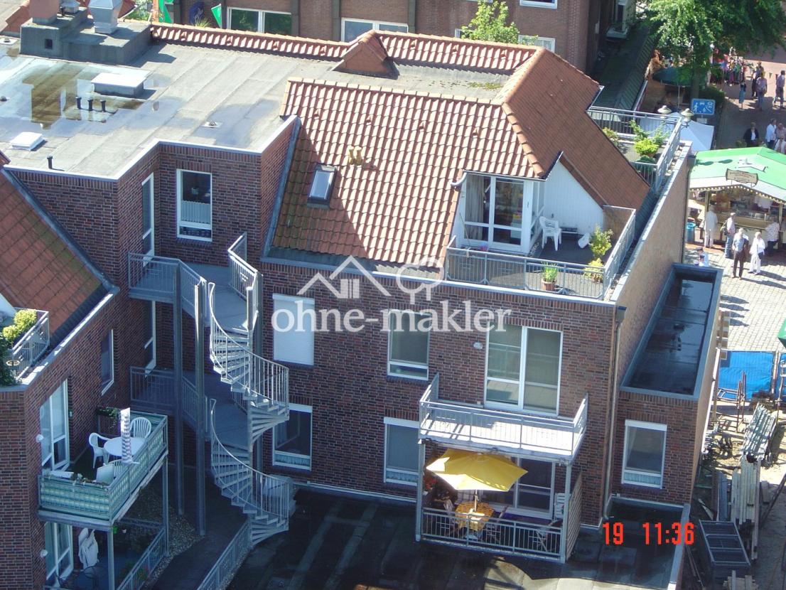 Balkon mit gelbem Sonnenschirm
