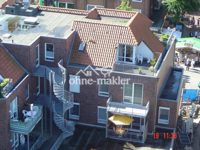 Balkon mit gelbem Sonnenschirm