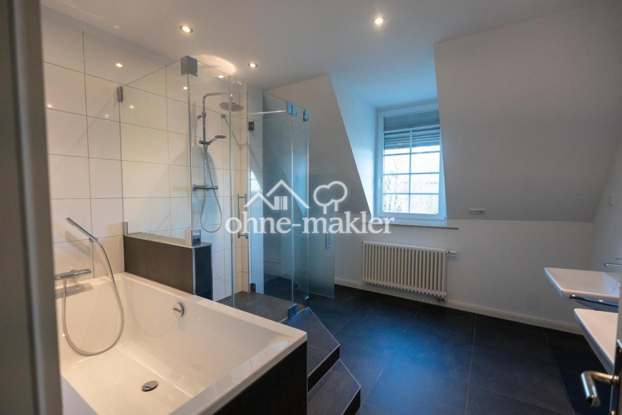 Vollbadezimmer