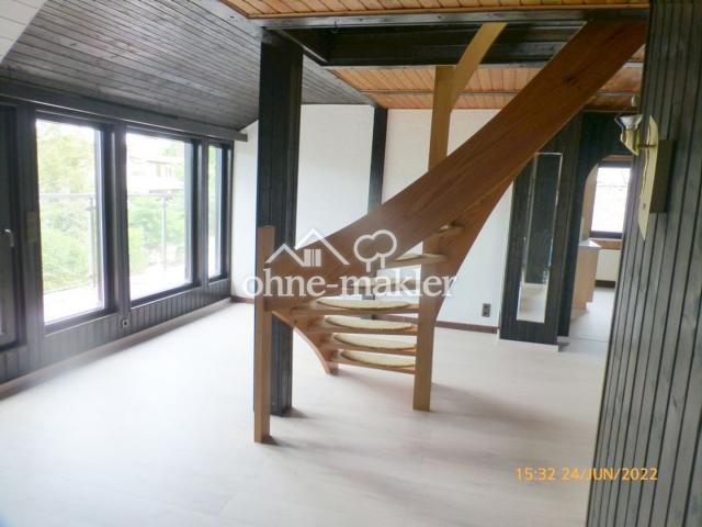 Wohnzimmer mit kleinem Balkon