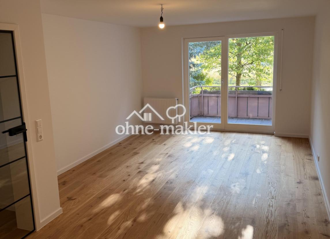 Wohnzimmer mit Balkon