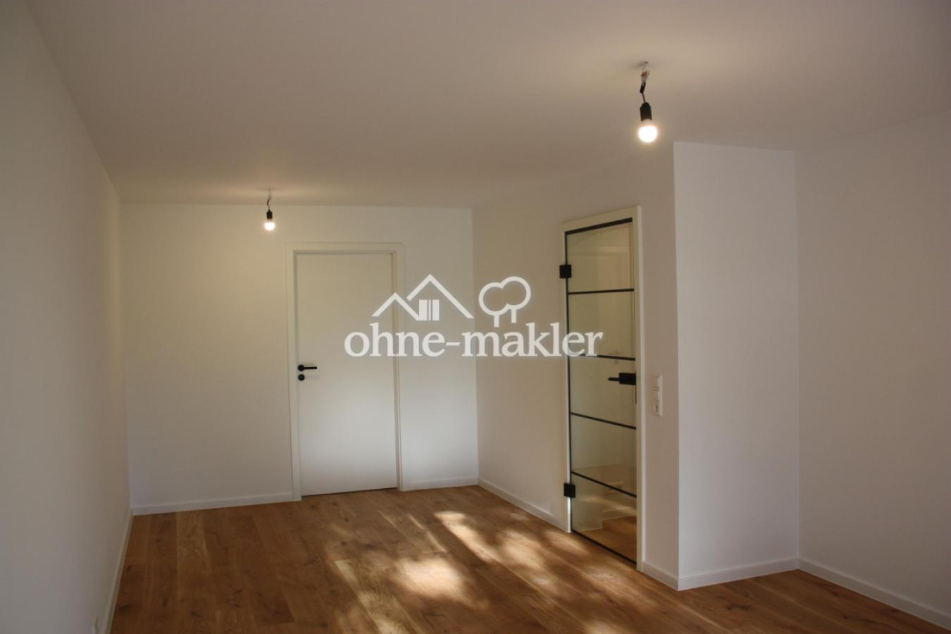 Wohnzimmer mit Balkon
