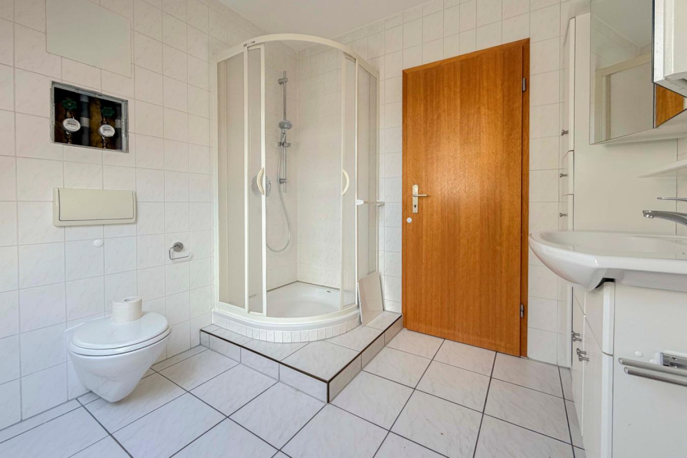 Badezimmer Ansicht 01