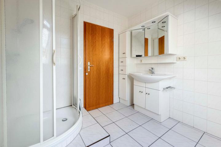 Badezimmer Ansicht 02