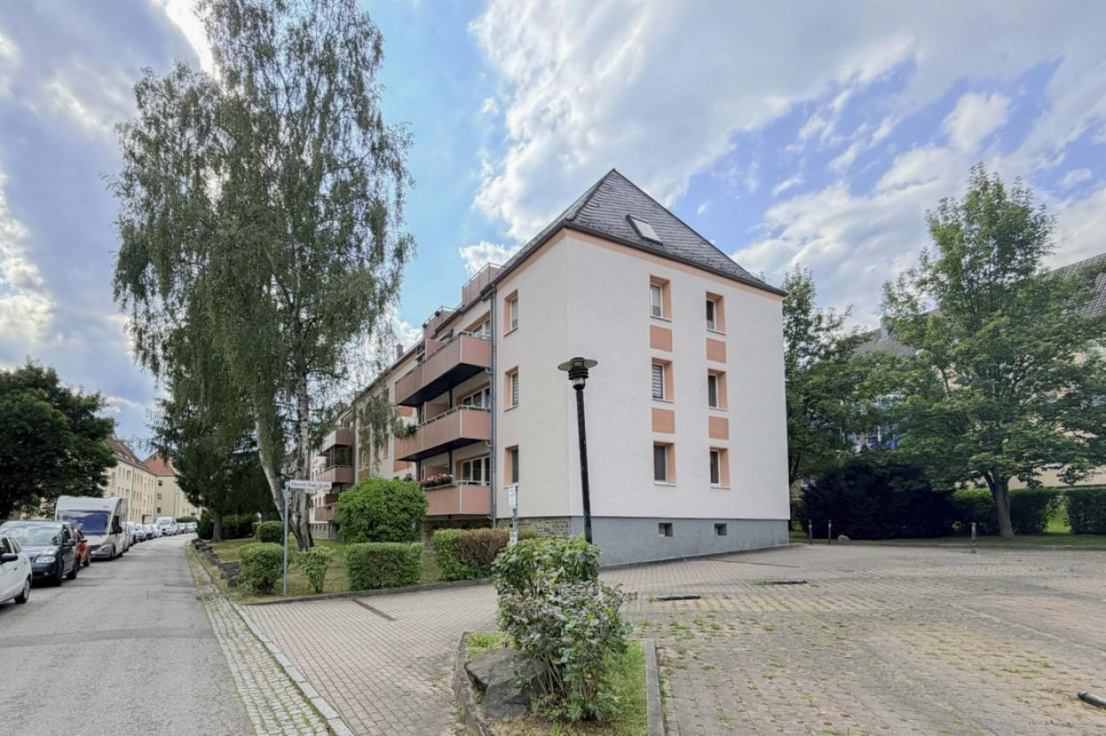Hausansicht seitlich Stelplätze